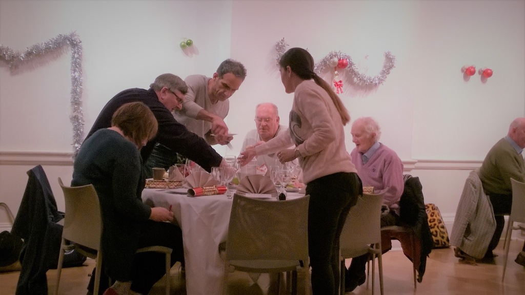 Natale è una solidarietà che non ha età. A Londra gli anziani preparano il #Natalepertutti